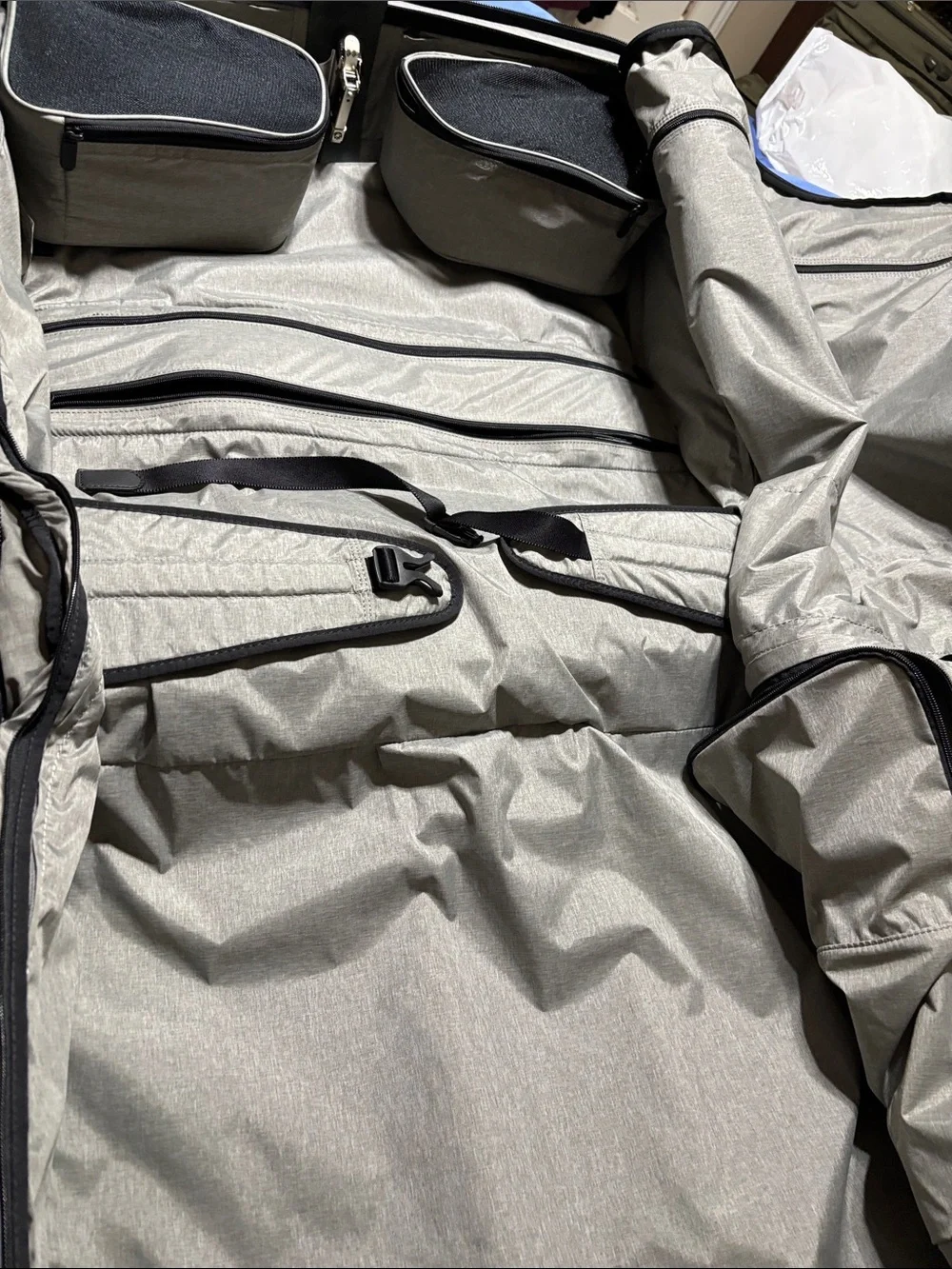 Vitorinox bi-fold wheeled garment suitcase. NWOT